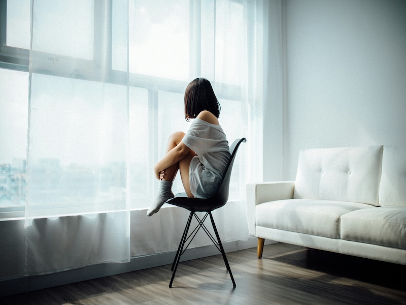 女性後ろ姿
悩んでいる